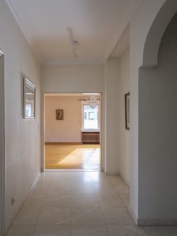 Schitterend, lichtrijk en karaktervol appartement met in de living heeft een prachtige open haard en authentieke parketvloer. 

Het appartement is i...