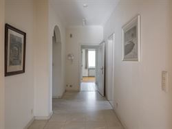 Schitterend, lichtrijk en karaktervol appartement met in de living heeft een prachtige open haard en authentieke parketvloer. 

Het appartement is i...