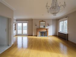 Schitterend, lichtrijk en karaktervol appartement met in de living heeft een prachtige open haard en authentieke parketvloer. 

Het appartement is i...