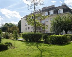 Schitterend, lichtrijk en karaktervol appartement met in de living heeft een prachtige open haard en authentieke parketvloer. 

Het appartement is i...