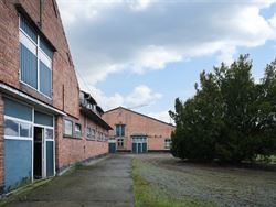 Zowel Waarschoot als Zomergem is op enkele minuten rijden. Winkels en vrije tijd zijn dus vlakbij.

Met een totale perceelsoppervlakte van 4.394 m²...