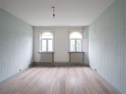 Zowel Waarschoot als Zomergem is op enkele minuten rijden. Winkels en vrije tijd zijn dus vlakbij.

Met een totale perceelsoppervlakte van 4.394 m²...