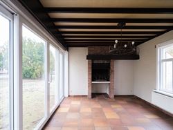 Zowel Waarschoot als Zomergem is op enkele minuten rijden. Winkels en vrije tijd zijn dus vlakbij.

Met een totale perceelsoppervlakte van 4.394 m²...