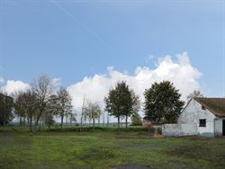 Zowel Waarschoot als Zomergem is op enkele minuten rijden. Winkels en vrije tijd zijn dus vlakbij.

Met een totale perceelsoppervlakte van 4.394 m²...