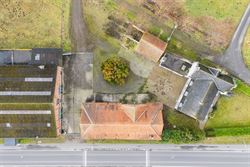 Zowel Waarschoot als Zomergem is op enkele minuten rijden. Winkels en vrije tijd zijn dus vlakbij.

Met een totale perceelsoppervlakte van 4.394 m²...