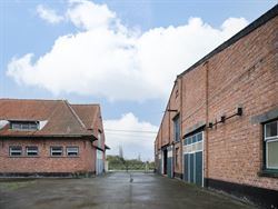 Zowel Waarschoot als Zomergem is op enkele minuten rijden. Winkels en vrije tijd zijn dus vlakbij.

Met een totale perceelsoppervlakte van 4.394 m²...