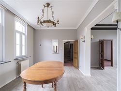 Zowel Waarschoot als Zomergem is op enkele minuten rijden. Winkels en vrije tijd zijn dus vlakbij.

Met een totale perceelsoppervlakte van 4.394 m²...