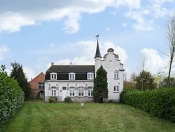 Zowel Waarschoot als Zomergem is op enkele minuten rijden. Winkels en vrije tijd zijn dus vlakbij.

Met een totale perceelsoppervlakte van 4.394 m²...