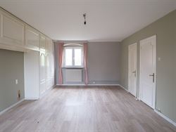 Zowel Waarschoot als Zomergem is op enkele minuten rijden. Winkels en vrije tijd zijn dus vlakbij.

Met een totale perceelsoppervlakte van 4.394 m²...