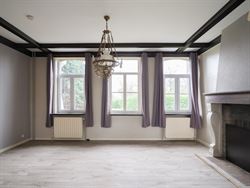 Zowel Waarschoot als Zomergem is op enkele minuten rijden. Winkels en vrije tijd zijn dus vlakbij.

Met een totale perceelsoppervlakte van 4.394 m²...