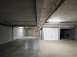 De lift neemt je mee naar de 3e verdieping van dit instapklaar appartement.

Het appartement werd recent helemaal gerenoveerd en van smaakvol maatwe...