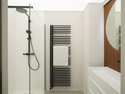 De lift neemt je mee naar de 3e verdieping van dit instapklaar appartement.

Het appartement werd recent helemaal gerenoveerd en van smaakvol maatwe...