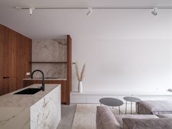 De lift neemt je mee naar de 3e verdieping van dit instapklaar appartement.

Het appartement werd recent helemaal gerenoveerd en van smaakvol maatwe...