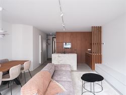 De lift neemt je mee naar de 3e verdieping van dit instapklaar appartement.

Het appartement werd recent helemaal gerenoveerd en van smaakvol maatwe...