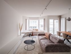 De lift neemt je mee naar de 3e verdieping van dit instapklaar appartement.

Het appartement werd recent helemaal gerenoveerd en van smaakvol maatwe...