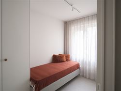 De lift neemt je mee naar de 3e verdieping van dit instapklaar appartement.

Het appartement werd recent helemaal gerenoveerd en van smaakvol maatwe...