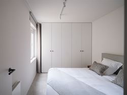 De lift neemt je mee naar de 3e verdieping van dit instapklaar appartement.

Het appartement werd recent helemaal gerenoveerd en van smaakvol maatwe...