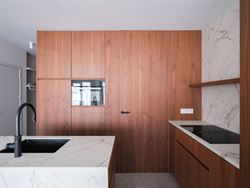 De lift neemt je mee naar de 3e verdieping van dit instapklaar appartement.

Het appartement werd recent helemaal gerenoveerd en van smaakvol maatwe...