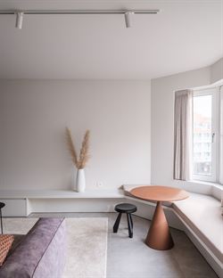 De lift neemt je mee naar de 3e verdieping van dit instapklaar appartement.

Het appartement werd recent helemaal gerenoveerd en van smaakvol maatwe...