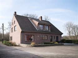 Droom je van een woning in landelijke stijl op een unieke locatie? Op de grens met Hansbeke, in Bellem wacht deze ruime woning op een nieuwe invulling...