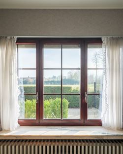 Droom je van een woning in landelijke stijl op een unieke locatie? Op de grens met Hansbeke, in Bellem wacht deze ruime woning op een nieuwe invulling...