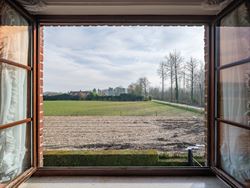 Droom je van een woning in landelijke stijl op een unieke locatie? Op de grens met Hansbeke, in Bellem wacht deze ruime woning op een nieuwe invulling...
