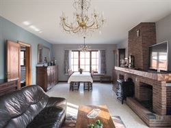 Droom je van een woning in landelijke stijl op een unieke locatie? Op de grens met Hansbeke, in Bellem wacht deze ruime woning op een nieuwe invulling...