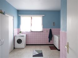 Droom je van een woning in landelijke stijl op een unieke locatie? Op de grens met Hansbeke, in Bellem wacht deze ruime woning op een nieuwe invulling...
