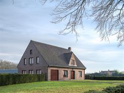 Droom je van een woning in landelijke stijl op een unieke locatie? Op de grens met Hansbeke, in Bellem wacht deze ruime woning op een nieuwe invulling...