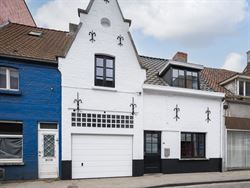 In de pittoreske dorpskern van Sint-Denijs-Westrem, op slechts enkele minuten verwijderd van Sint-Martens-Latem en Gent-centrum.

Hier geniet je van...