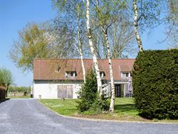 Nood aan rust en natuur, zonder in te boeten op bereikbaarheid? Ontdek deze charmante woning, verscholen in het groen, ver van de straat en omringd do...