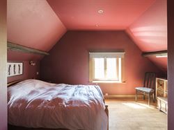 Nood aan rust en natuur, zonder in te boeten op bereikbaarheid? Ontdek deze charmante woning, verscholen in het groen, ver van de straat en omringd do...