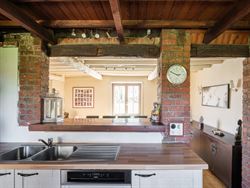 Nood aan rust en natuur, zonder in te boeten op bereikbaarheid? Ontdek deze charmante woning, verscholen in het groen, ver van de straat en omringd do...