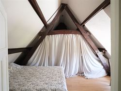 Nood aan rust en natuur, zonder in te boeten op bereikbaarheid? Ontdek deze charmante woning, verscholen in het groen, ver van de straat en omringd do...