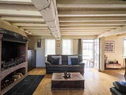 Nood aan rust en natuur, zonder in te boeten op bereikbaarheid? Ontdek deze charmante woning, verscholen in het groen, ver van de straat en omringd do...
