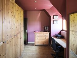 Nood aan rust en natuur, zonder in te boeten op bereikbaarheid? Ontdek deze charmante woning, verscholen in het groen, ver van de straat en omringd do...