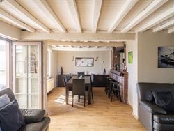 Nood aan rust en natuur, zonder in te boeten op bereikbaarheid? Ontdek deze charmante woning, verscholen in het groen, ver van de straat en omringd do...