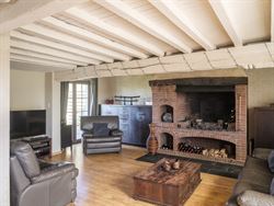 Nood aan rust en natuur, zonder in te boeten op bereikbaarheid? Ontdek deze charmante woning, verscholen in het groen, ver van de straat en omringd do...