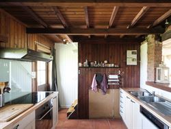 Nood aan rust en natuur, zonder in te boeten op bereikbaarheid? Ontdek deze charmante woning, verscholen in het groen, ver van de straat en omringd do...