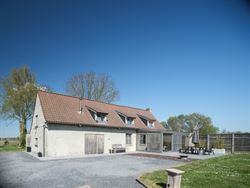 Nood aan rust en natuur, zonder in te boeten op bereikbaarheid? Ontdek deze charmante woning, verscholen in het groen, ver van de straat en omringd do...