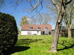 Nood aan rust en natuur, zonder in te boeten op bereikbaarheid? Ontdek deze charmante woning, verscholen in het groen, ver van de straat en omringd do...