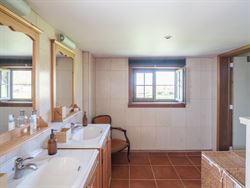 Nood aan rust en natuur, zonder in te boeten op bereikbaarheid? Ontdek deze charmante woning, verscholen in het groen, ver van de straat en omringd do...