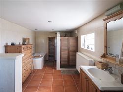 Nood aan rust en natuur, zonder in te boeten op bereikbaarheid? Ontdek deze charmante woning, verscholen in het groen, ver van de straat en omringd do...