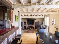 Nood aan rust en natuur, zonder in te boeten op bereikbaarheid? Ontdek deze charmante woning, verscholen in het groen, ver van de straat en omringd do...
