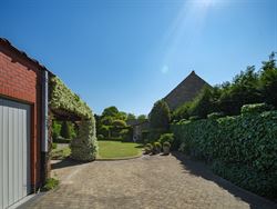 Op zoek naar een woning met ruimte én mogelijkheden? Deze op te frissen woning in het landelijke Baaigem, centraal tussen Merelbeke & Gavere, heeft a...