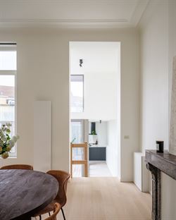 In een uniek gerenoveerd voormalig koetshuis, omgevormd tot een klassevolle residentie met slechts 5 wooneenheden, ontdek je dit karaktervol apparteme...