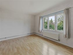 Deze instapklare woning ligt in een rustige, groene buurt vlakbij het centrum van Nevele, omgeven door weilanden. Tegelijk woon je hier centraal, op k...