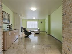 Deze instapklare woning ligt in een rustige, groene buurt vlakbij het centrum van Nevele, omgeven door weilanden. Tegelijk woon je hier centraal, op k...