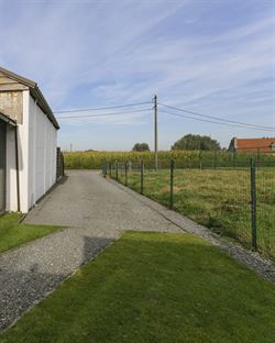 Deze instapklare woning ligt in een rustige, groene buurt vlakbij het centrum van Nevele, omgeven door weilanden. Tegelijk woon je hier centraal, op k...