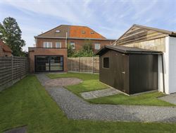 Deze instapklare woning ligt in een rustige, groene buurt vlakbij het centrum van Nevele, omgeven door weilanden. Tegelijk woon je hier centraal, op k...